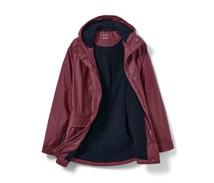 Otwarty, bordowy pluszowy płaszcz przeciwdeszczowy z kapturem i zamkiem błyskawicznym leży na białym tle.