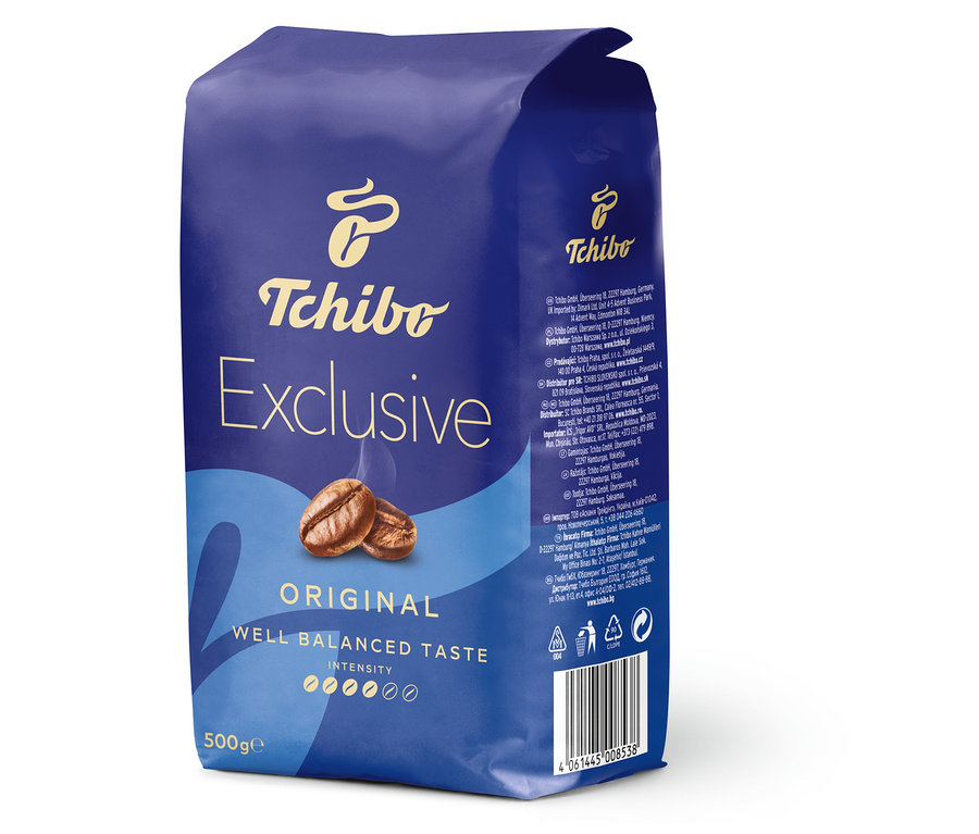 Opakowanie kawy Tchibo Exclusive z brązowymi ziarnami kawy.