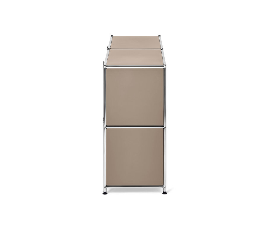 Metalowa szafka typu sideboard „CN3” z 4 klapami w kolorze taupe.