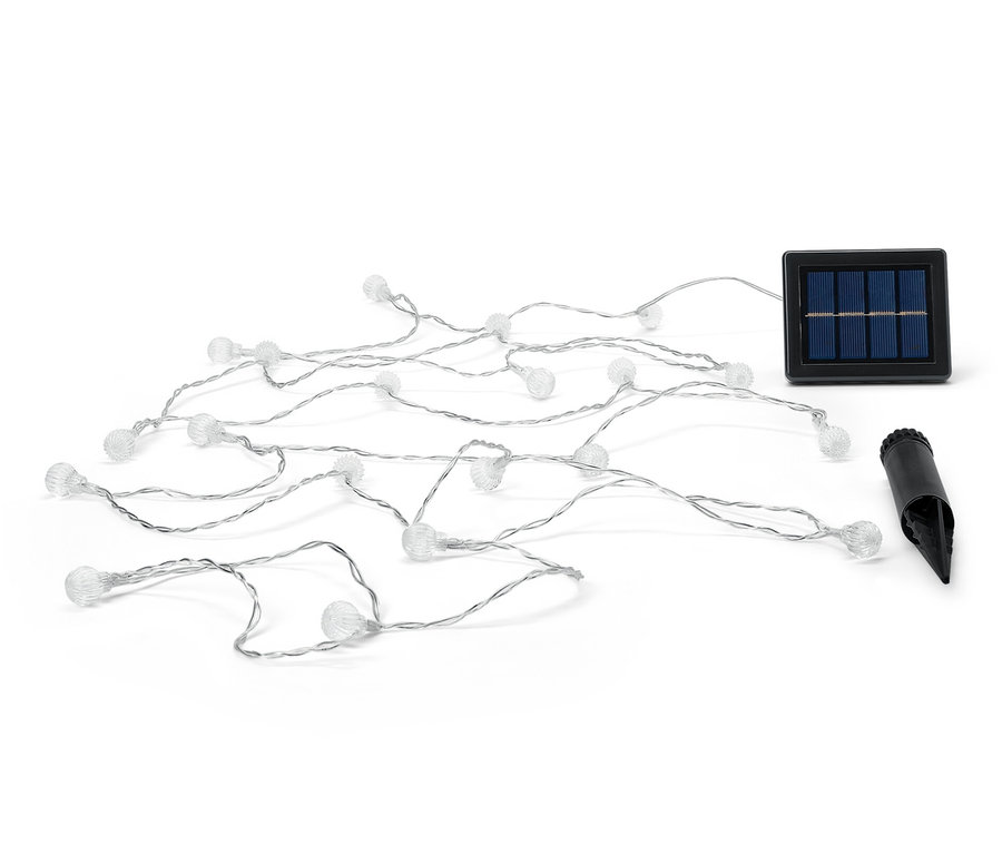 Solarny łańcuch świetlny z kulkami leży na białym tle.