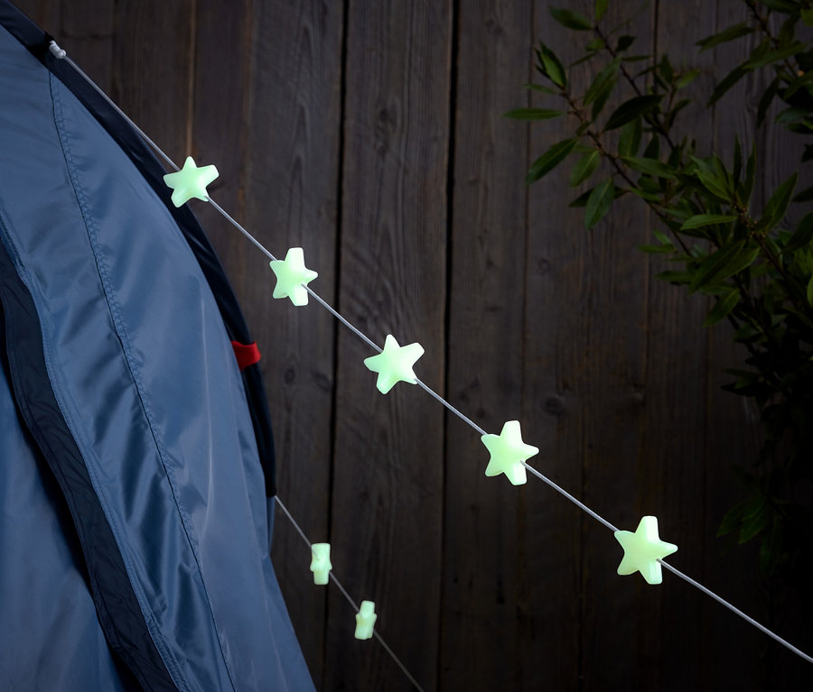 Na sznurze przy namiocie wisi 8 świecących w nocy klipsów.