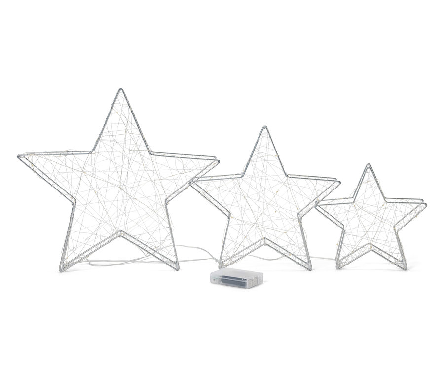 Trzy druciane gwiazdy różnej wielkości ze światłami LED na białym tle.
