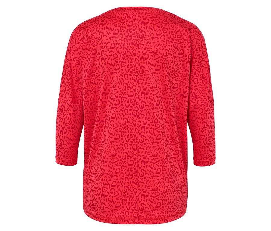 Widok z tyłu na czerwoną bluzkę we wzór zwierzęcy z rękawami trzy czwarte.