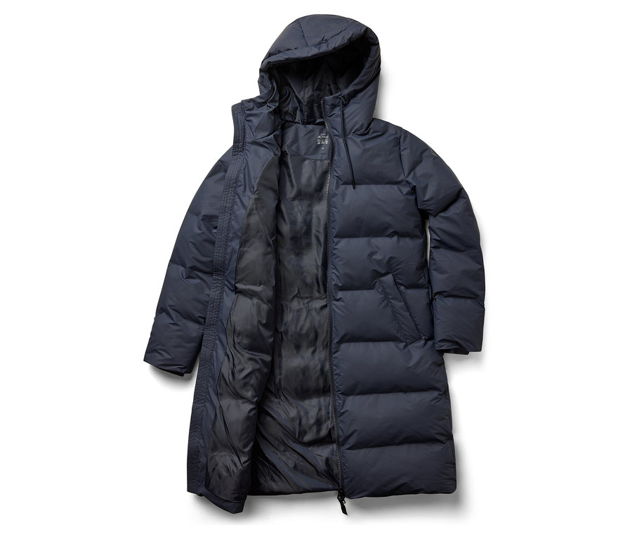 Rozpięta granatowa kurtka puchowa z kapturem leży na białym tle.