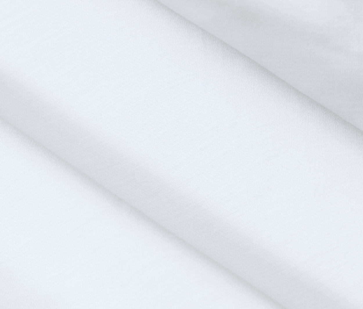 Zdjęcie z bliska białej tkaniny z delikatnymi fałdami.