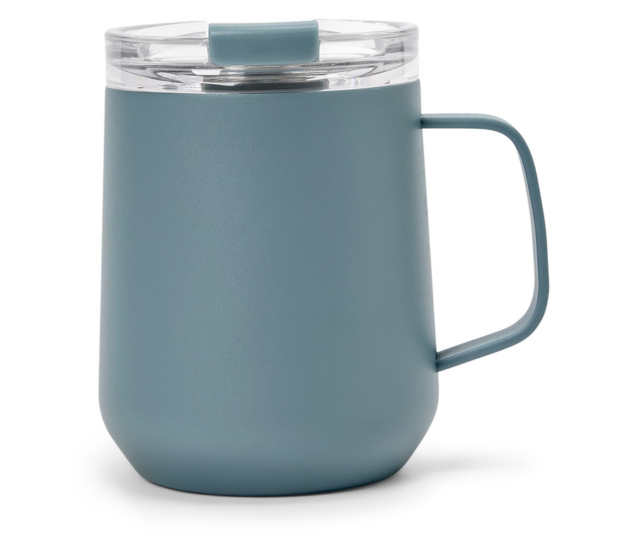 Niebieski kubek z przezroczystą pokrywką i uchwytem.