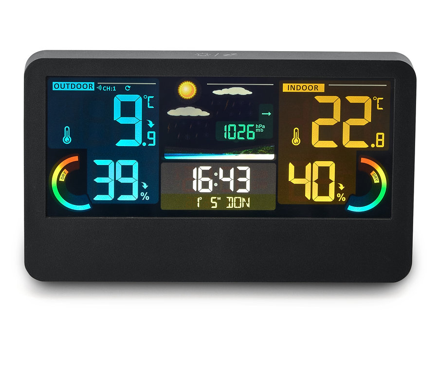 Czarna stacja pogodowa wyświetla temperaturę zewnętrzną 9,9 stopni Celsjusza i wilgotność 39 procent oraz temperaturę wewnętrzną 22,8 stopni Celsjusza i wilgotność 40 procent.