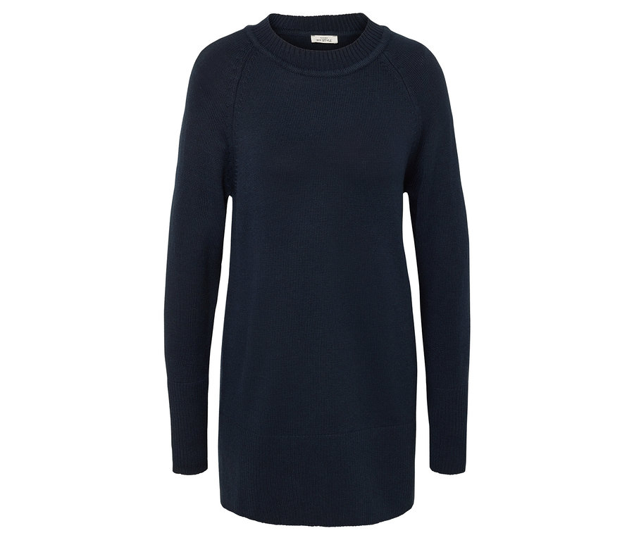Granatowa sukienka dzianinowa z długimi rękawami na białym tle.