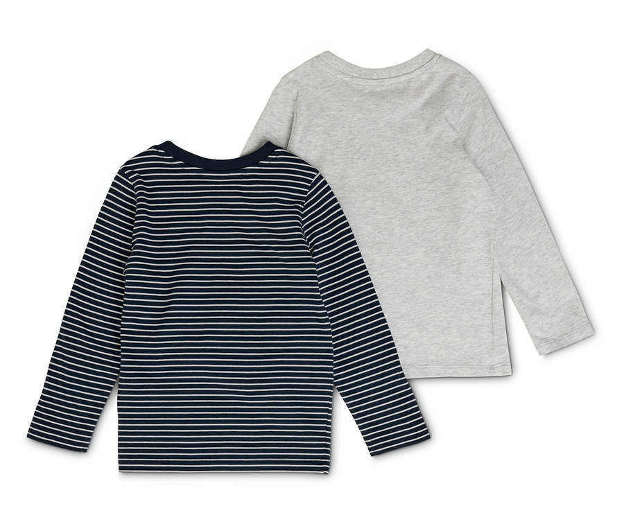 Dwie dziecięce koszulki z długim rękawem leżą obok siebie. Jedna jest granatowa w białe paski, druga jasnoszara.