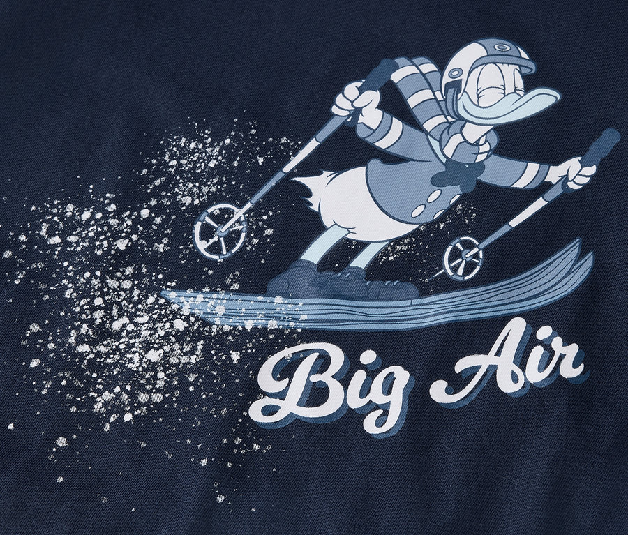 Postać z kreskówki jeździ na nartach i pryska śniegiem, pod nią napis "Big Air".