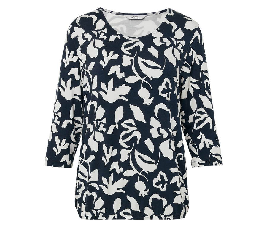 Damska bluzka z rękawami trzy czwarte, granatowa z białymi kwiatowymi wzorami.