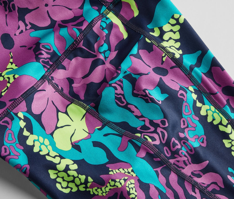 Zbliżenie na krótkie legginsy z nadrukiem na całej powierzchni.