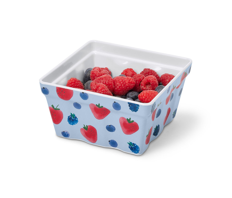 Miseczka wypełniona malinami i jagodami.