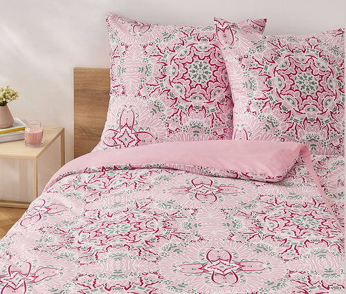 Różowa pościel z mikrofibry o standardowym rozmiarze z kwiatowym wzorem na łóżku.