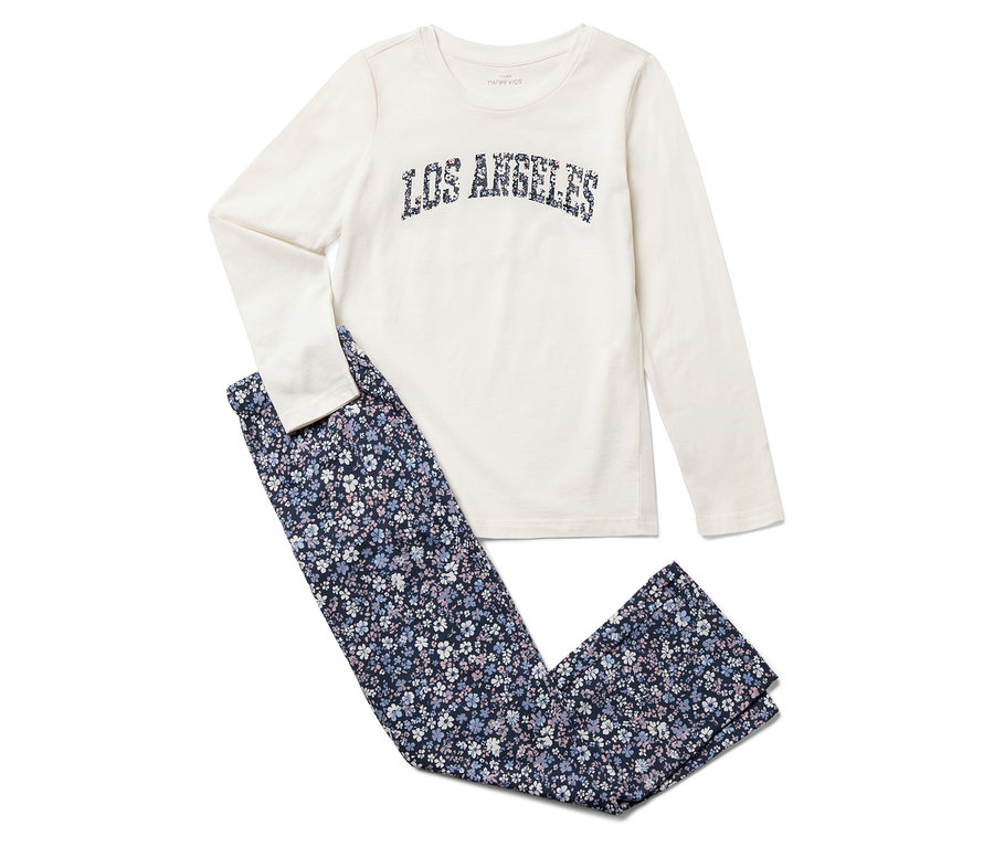 Beżowa piżama z długim rękawem i kwiecistymi spodniami.