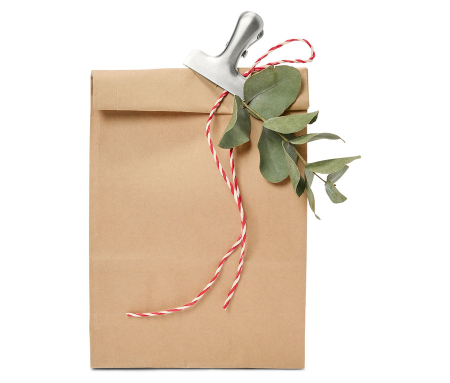 Brązowa papierowa torba z klipsem, sznurkiem i eukaliptusem.
