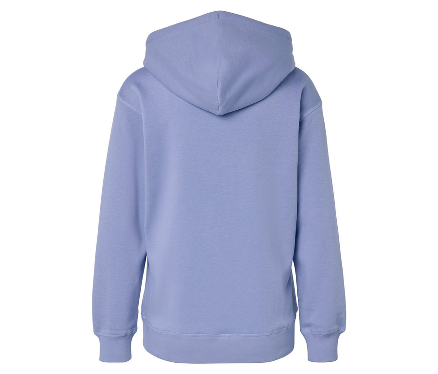 Widok z tyłu jasnofioletowej bluzy z kapturem.