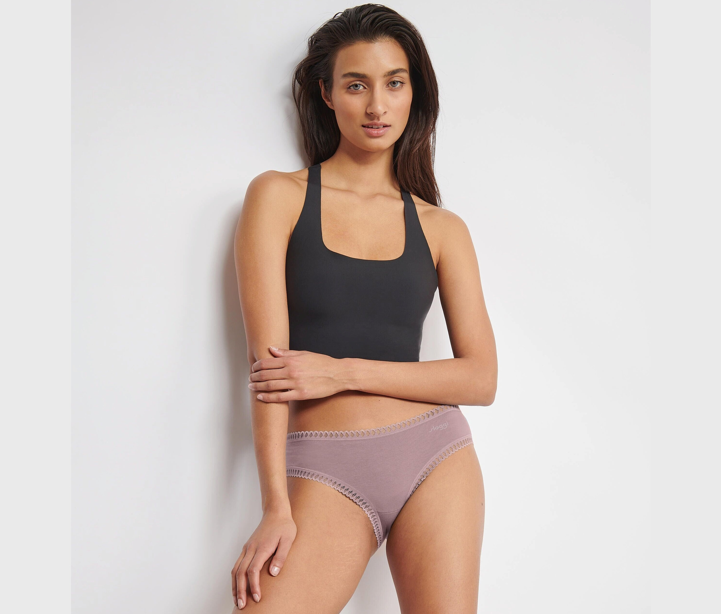 Kobieta pozuje w topie i majtkach Sloggi GO Crush Hipster C, 3 pary, różne kolory 1.