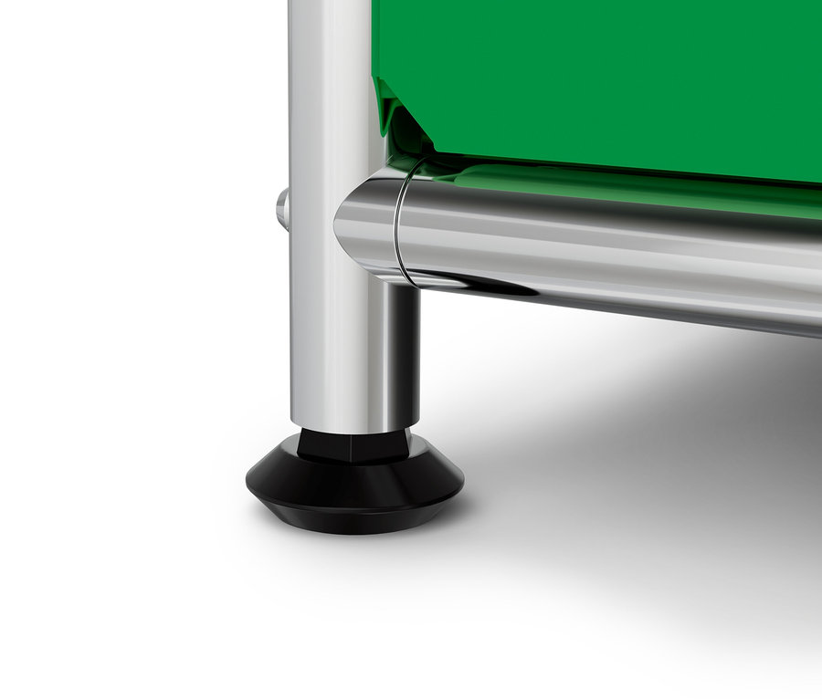 Szczegół chromowanej nogi z czarną stopką i zielonym blatem na białym tle.