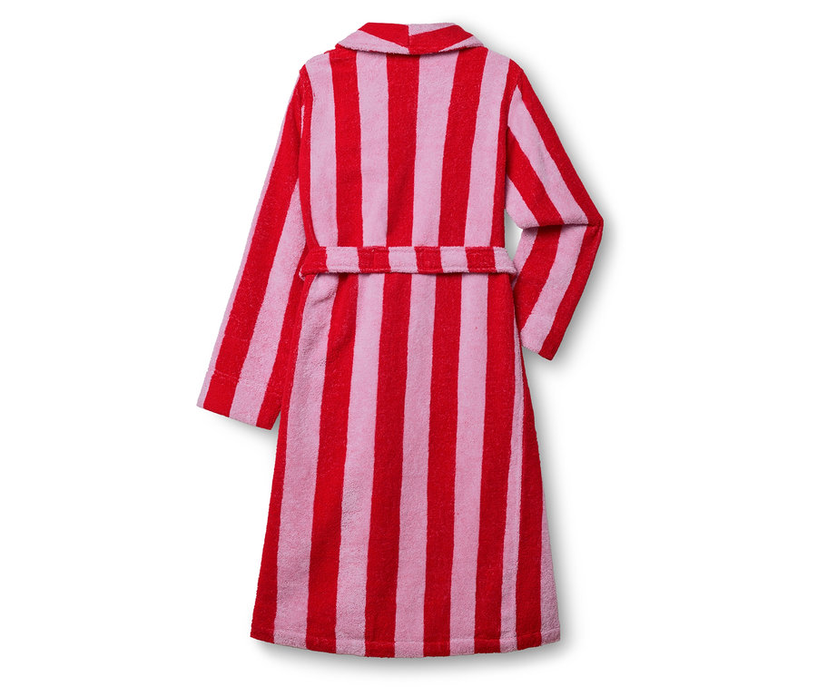Widok z tyłu czerwono-różowego szlafroka w paski.