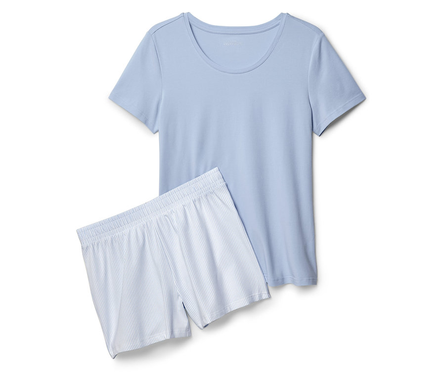 Jasnoniebieski T-shirt i szorty w niebieskie paski leżą na białym tle.