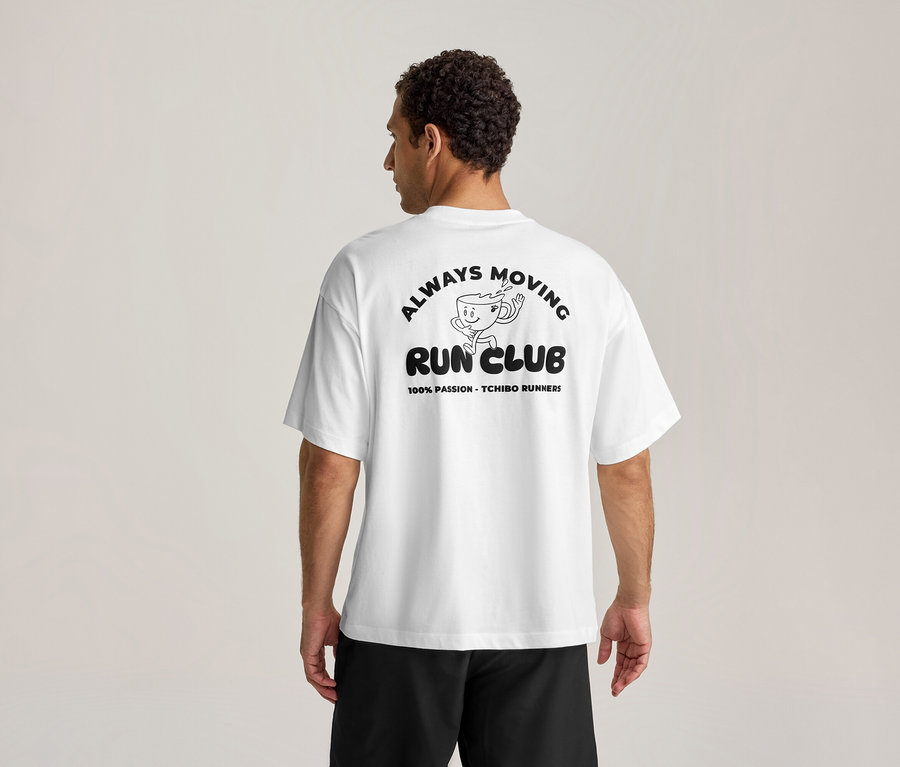 Mężczyzna od tyłu w białej koszulce sportowej z czarnym nadrukiem "ALWAYS MOVING RUN CLUB" i biegnącą filiżanką kawy.