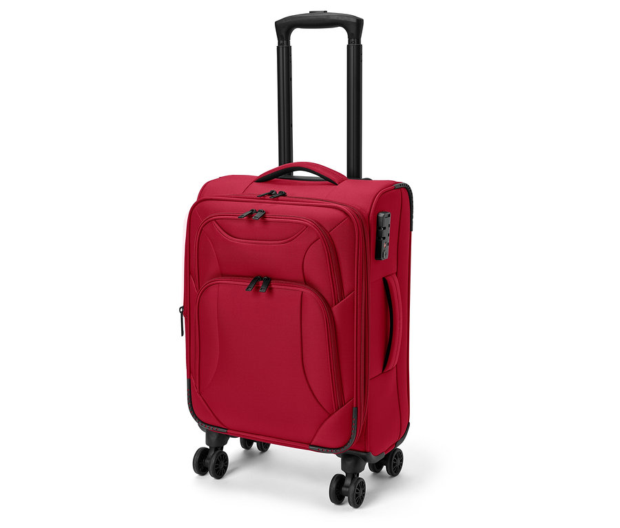 Mała czerwona walizka tekstylna z wysuniętą rączką, przednimi kieszeniami i kółkami.