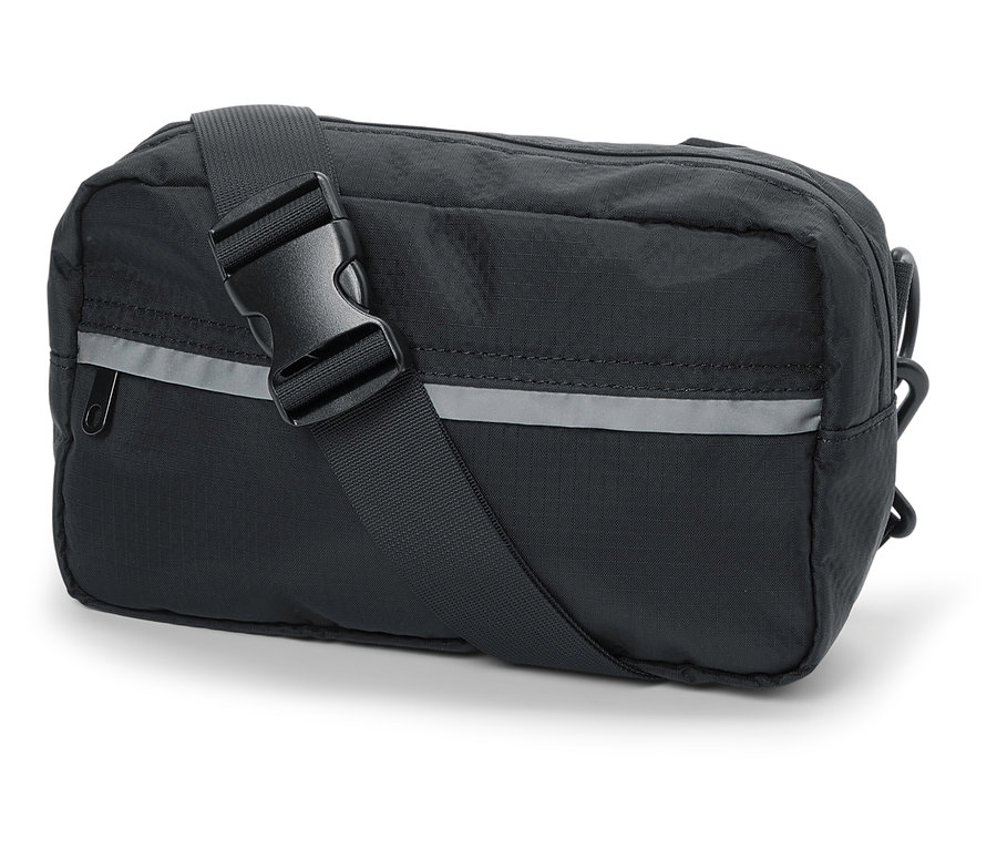 Czarna saszetka biodrowa z regulowanym paskiem i odblaskowym paskiem.