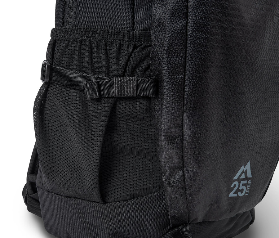 Szczegółowy widok czarnej torby tekstylnej z siatkową kieszenią boczną i logo z napisem 25 litrów.