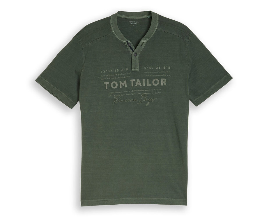 Zielona koszulka Tom Tailor typu serafino z nadrukiem logo i dekoltem Henley, leżąca płasko.