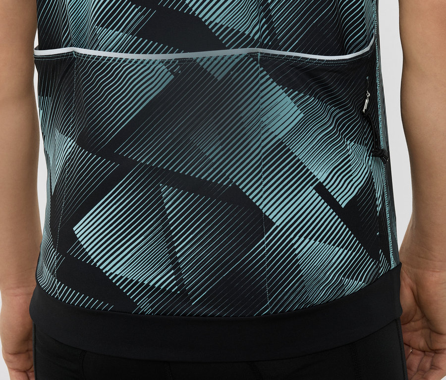 Zbliżenie na tył koszulki rowerowej z geometrycznym wzorem w kolorze czarnym i turkusowym.