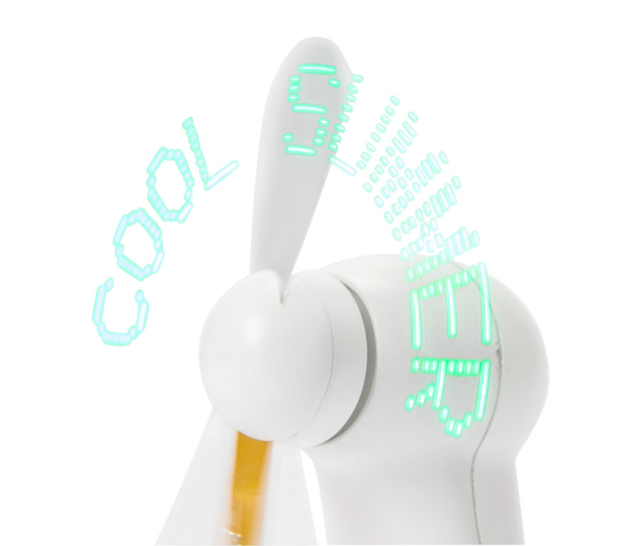 Zbliżenie białego mini wentylatora wyświetlającego zielone napisy LED "COOL" i "LED".