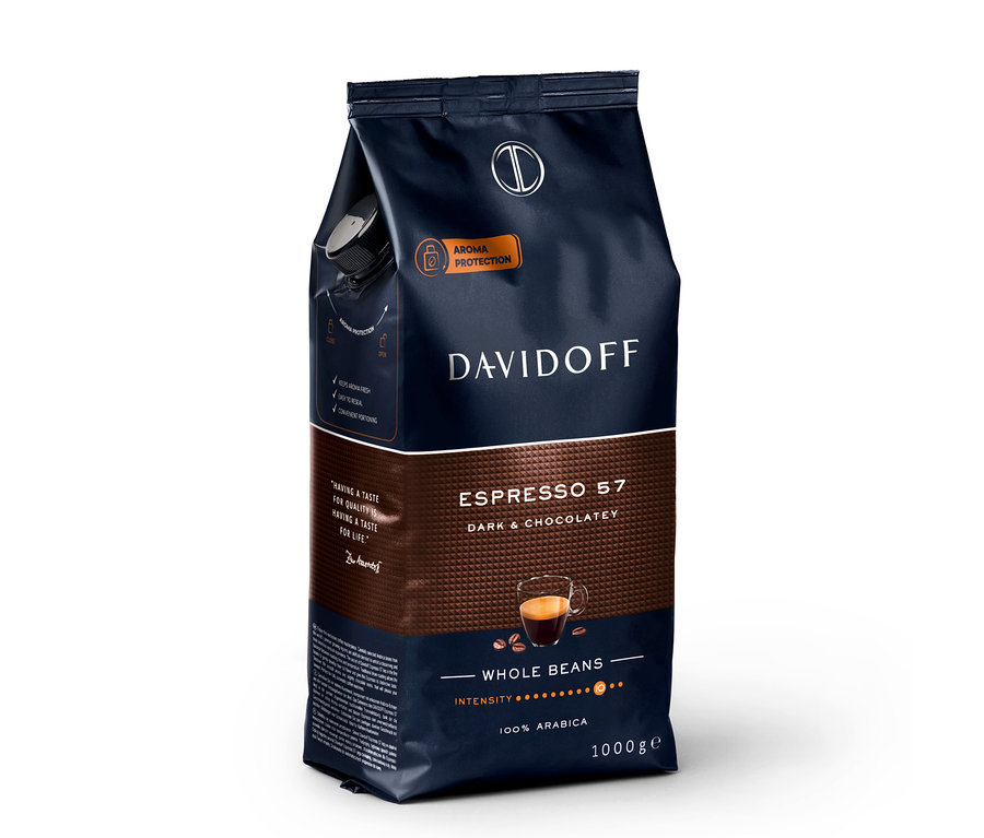Ciemnoniebieska i brązowa torebka kawy DAVIDOFF CAFÉ Espresso 57, 1 kg kawy ziarnistej z ochroną aromatu i filiżanką espresso.