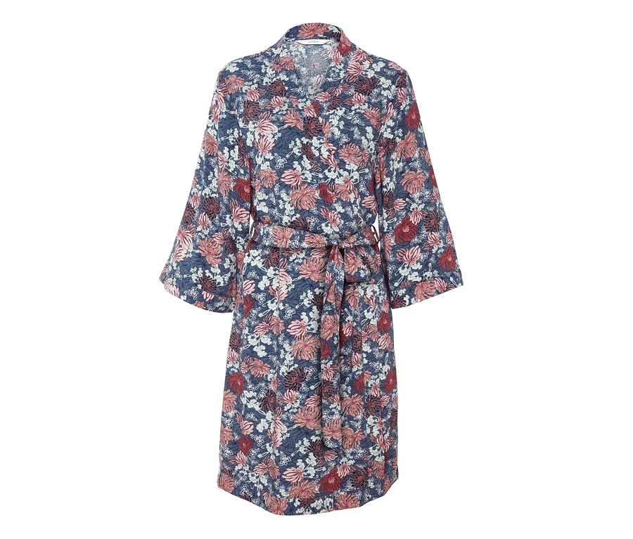 Niebieskie damskie kimono we wzory kwiatowe.