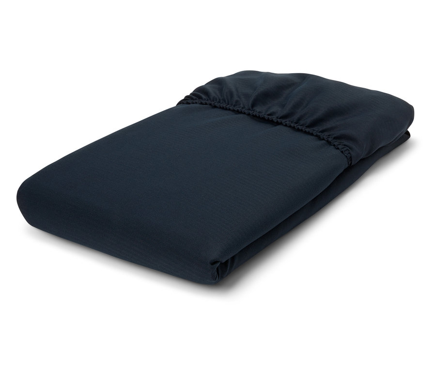 Złożone granatowe prześcieradło z gumką na białym tle.