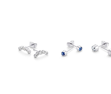 Trzy zestawy kolczyków na sztyfty wysadzanych kryształami marki Swarovski®.