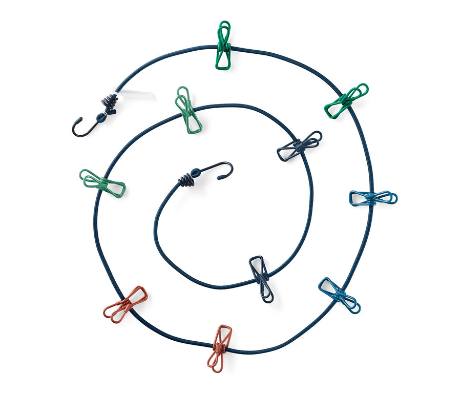 Zwinięta podróżna linka do suszenia prania z kolorowymi klamerkami.
