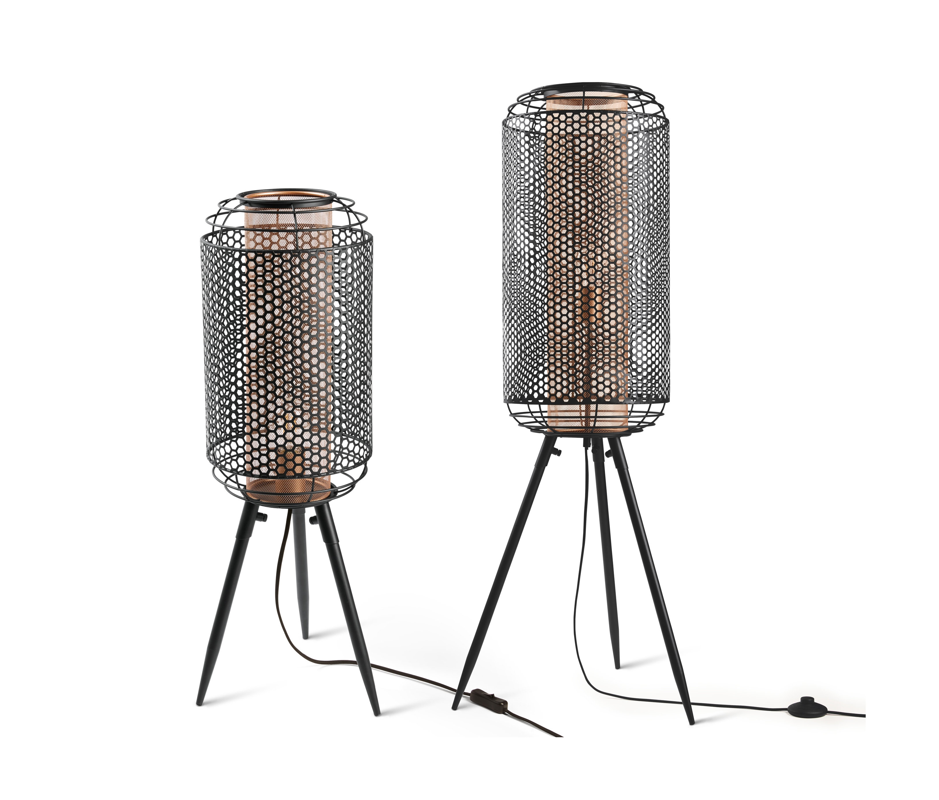 Dwie czarne lampy »Trójnóg«: stojąca i stołowa, obie z cylindrycznymi kloszami z perforowanego metalu.