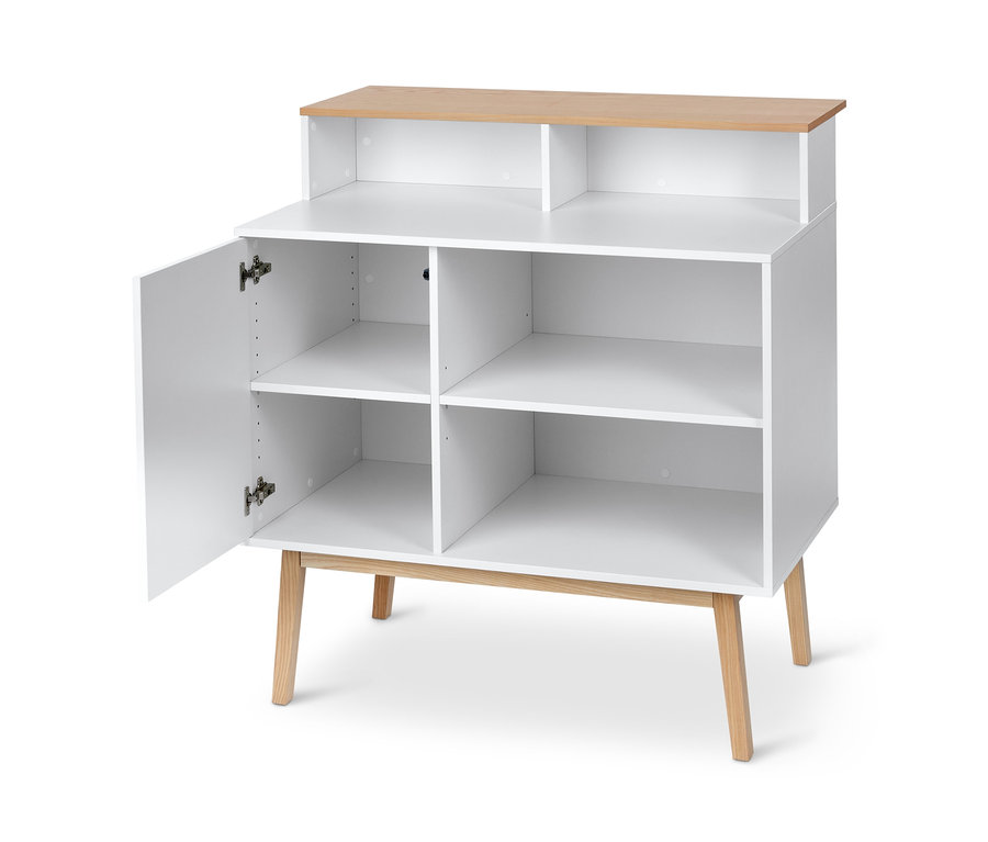 Biały bar z ladą stoi na jasnym tle, jedne drzwi są otwarte, odsłaniając wewnętrzne półki.