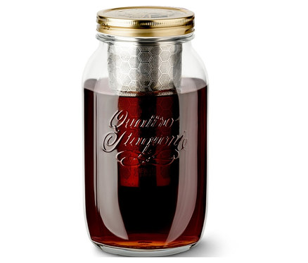 Słoik z zaparzaczem na zimno »BrewJar« wypełniony napojem na białym tle.