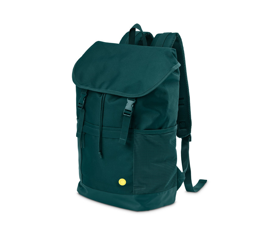 Zielony plecak outdoorowy z klapą, sznurkiem i boczną kieszenią.