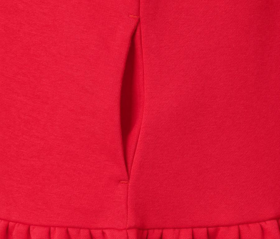 Detal czerwonej sukienki z dzianiny dresowej.