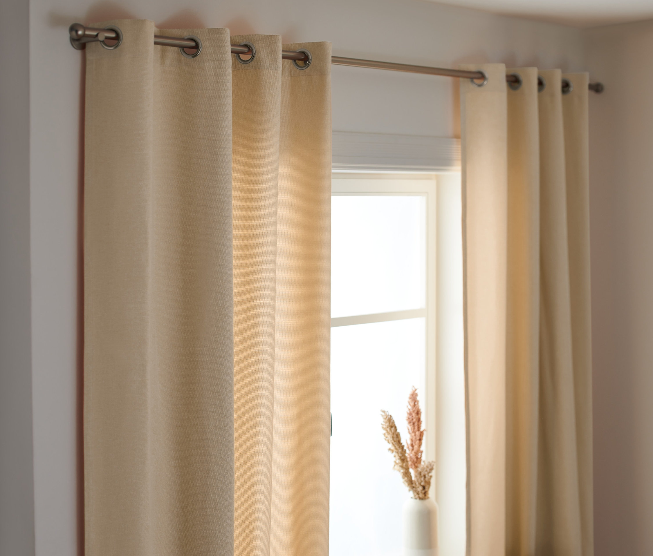 Okna z zasłonami, 2 sztuki, na karniszu.