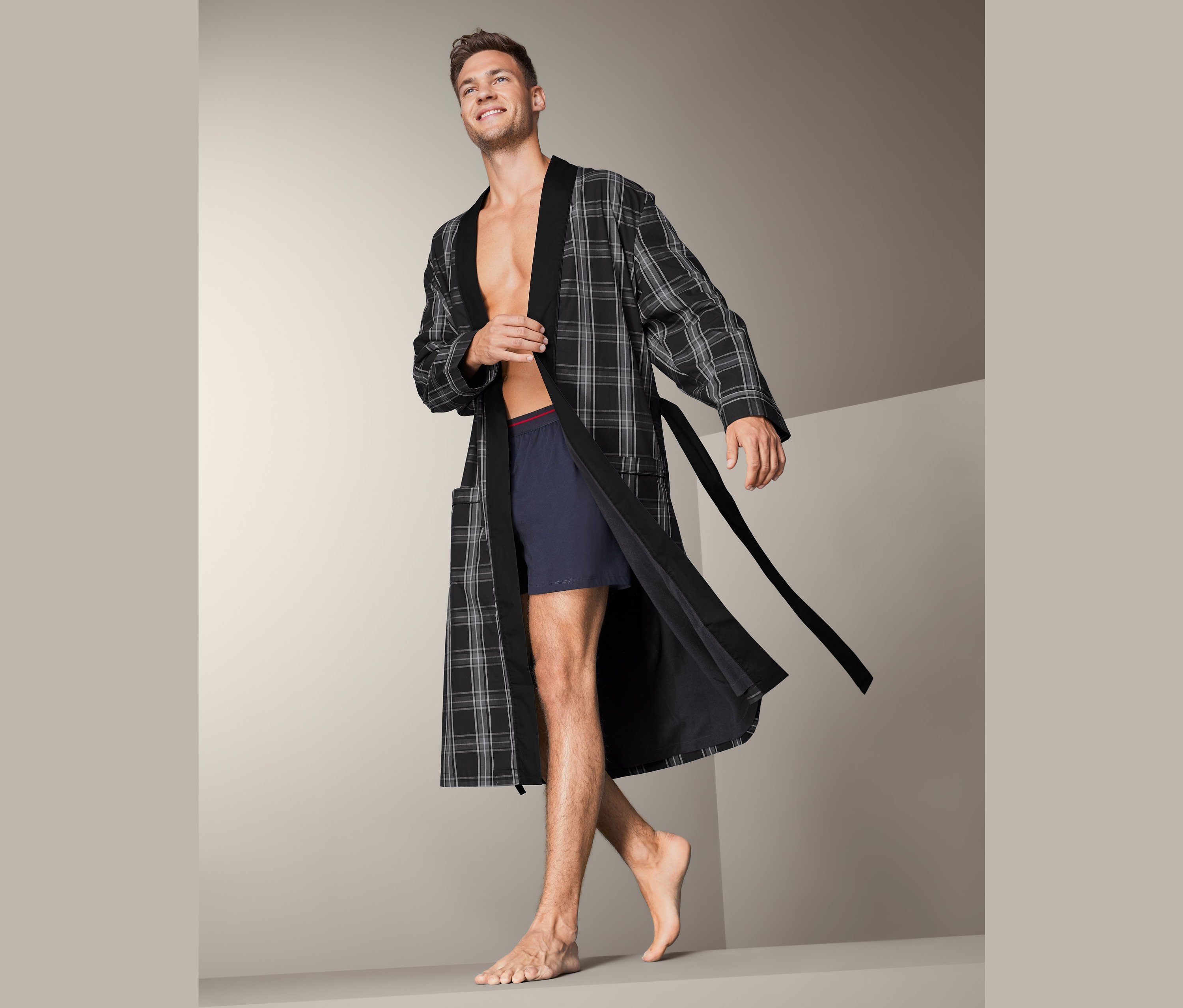 Mężczyzna zakłada męski szlafrok.