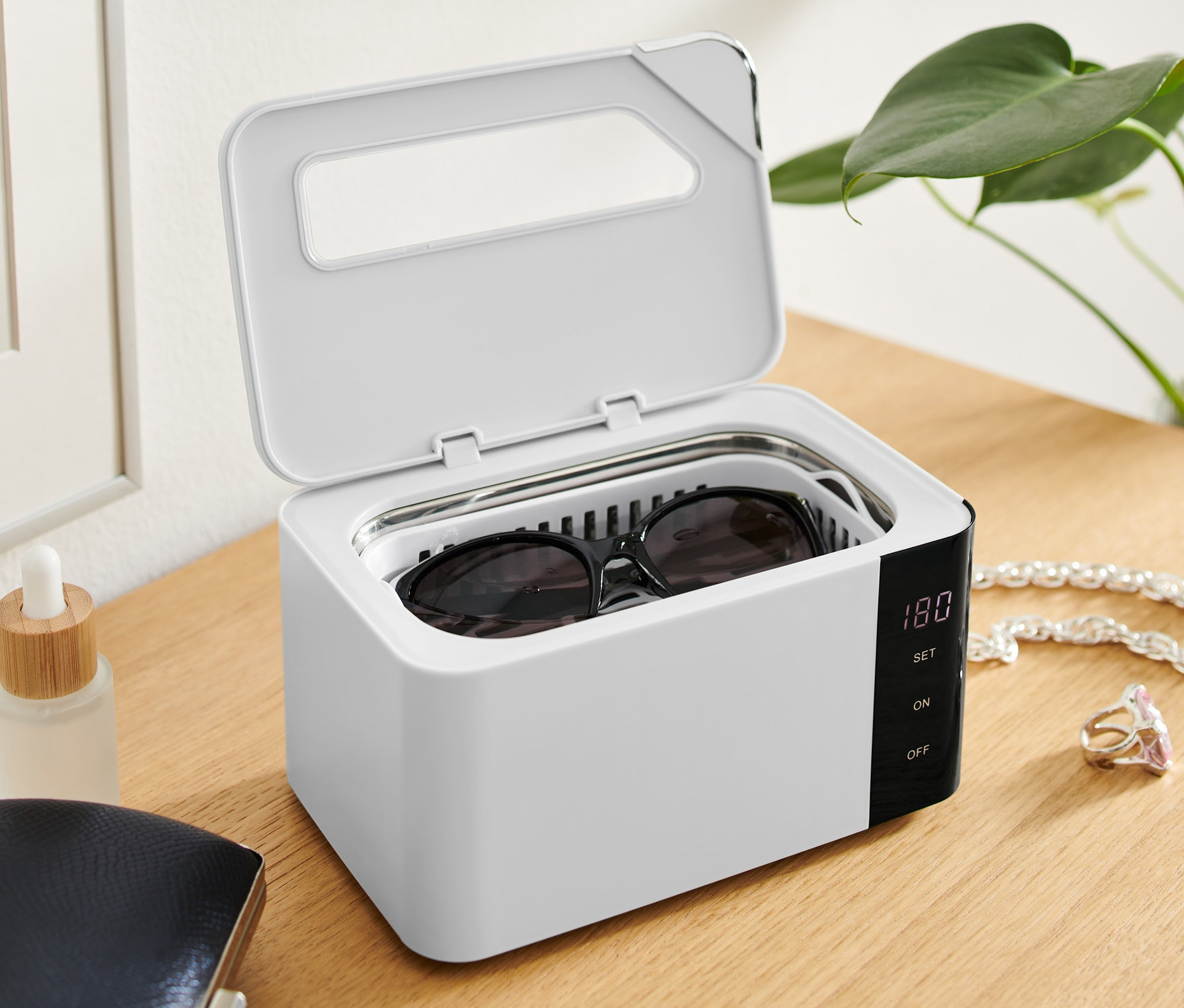 Okulary czyszczone w ultradźwiękowym urządzeniu oczyszczającym.