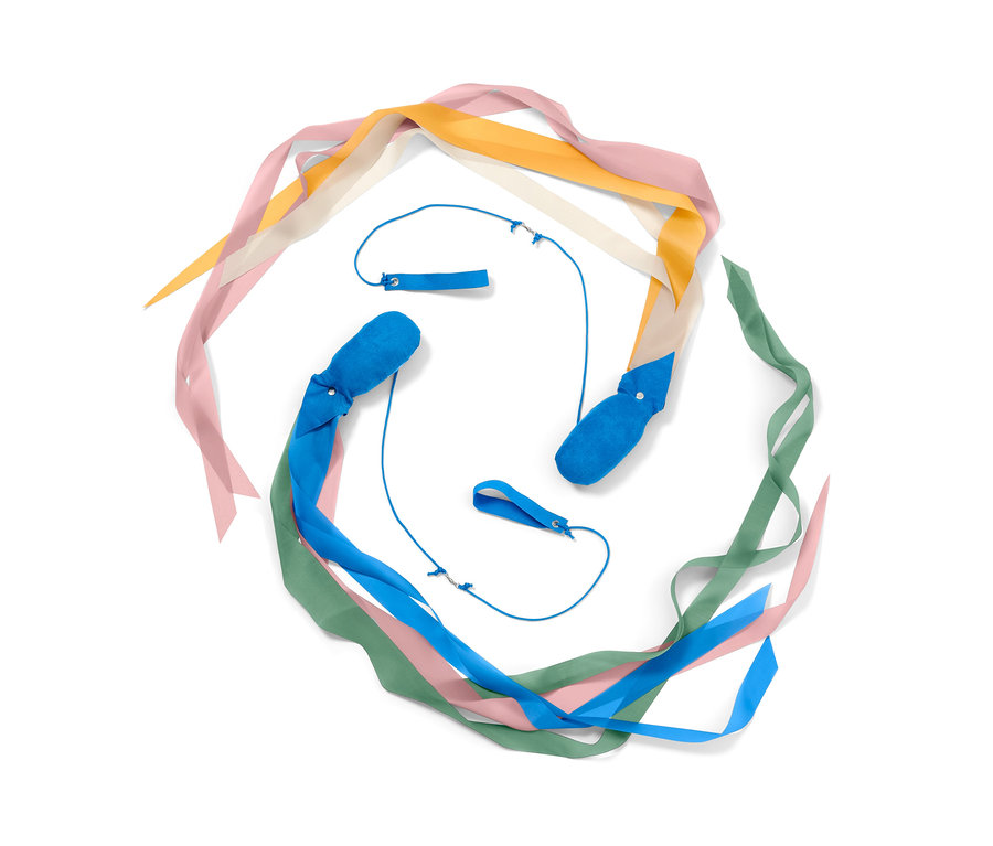 Dwie sztuki wstążki poi leżą na białym tle.