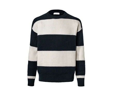 Sweter o grubym splocie w poziome paski w kolorze granatowym i białym.