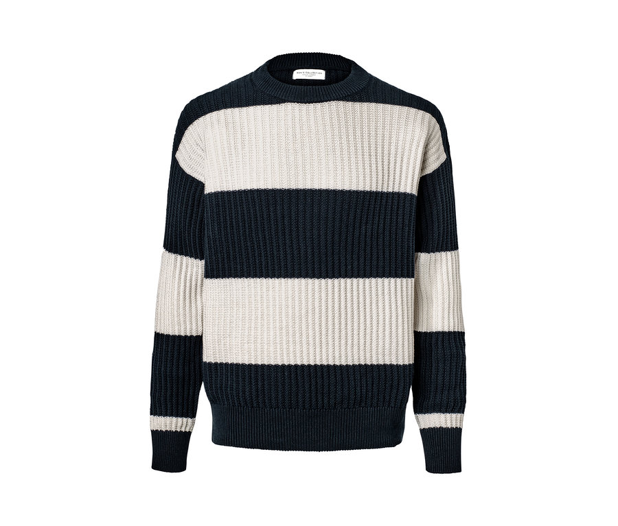 Sweter o grubym splocie w poziome paski w kolorze granatowym i białym.