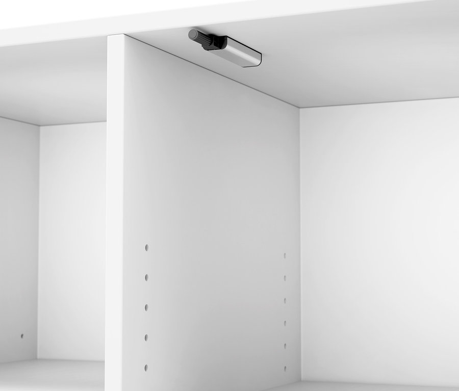 Zbliżenie wnętrza białej szafki.