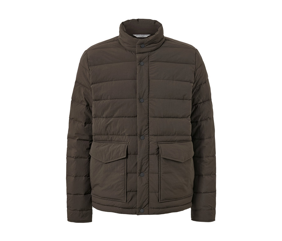 Brązowa kurtka pikowana z guzikami i kieszeniami.